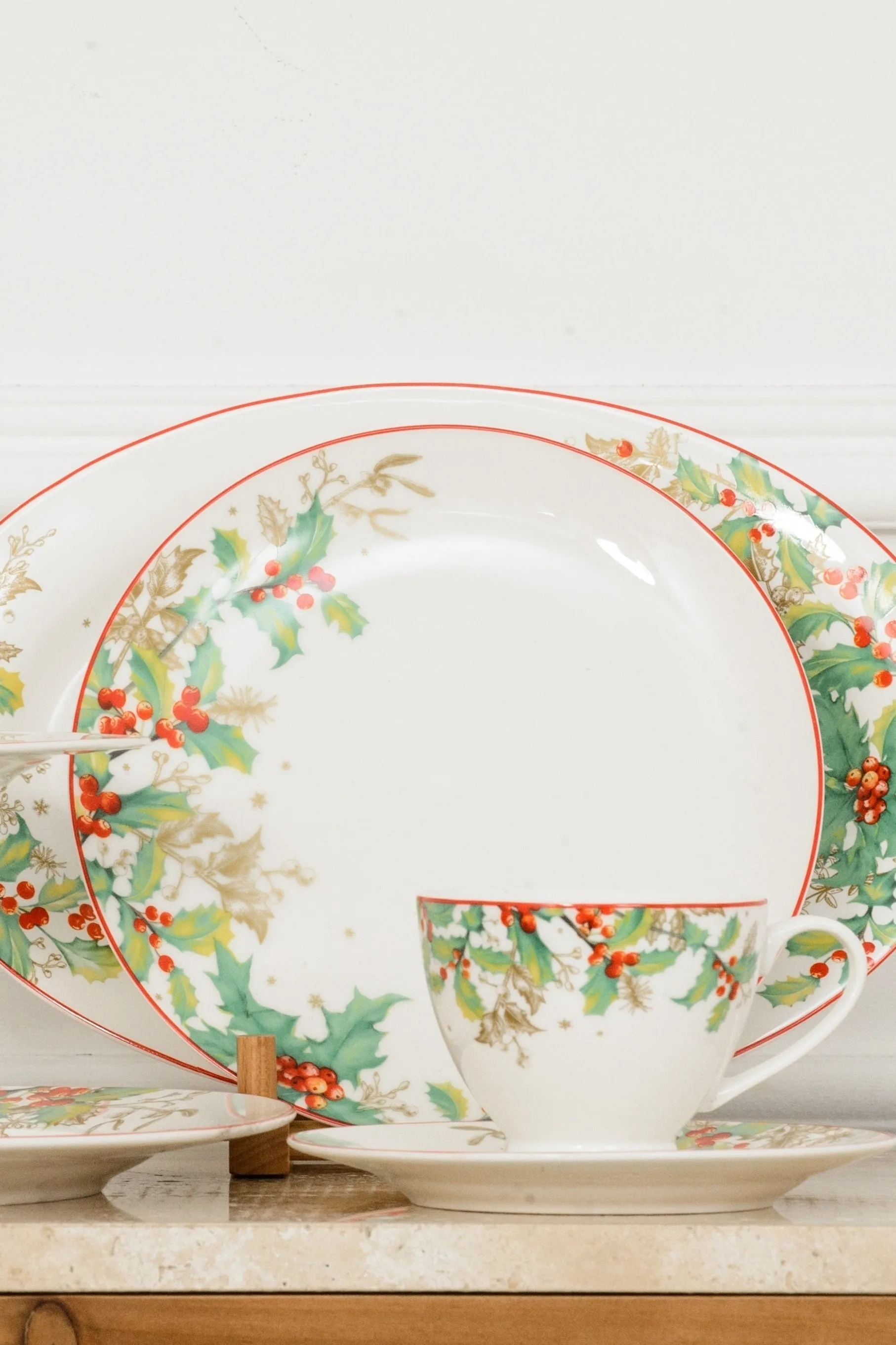 Christmas Holly Cup and Saucer Set of 4